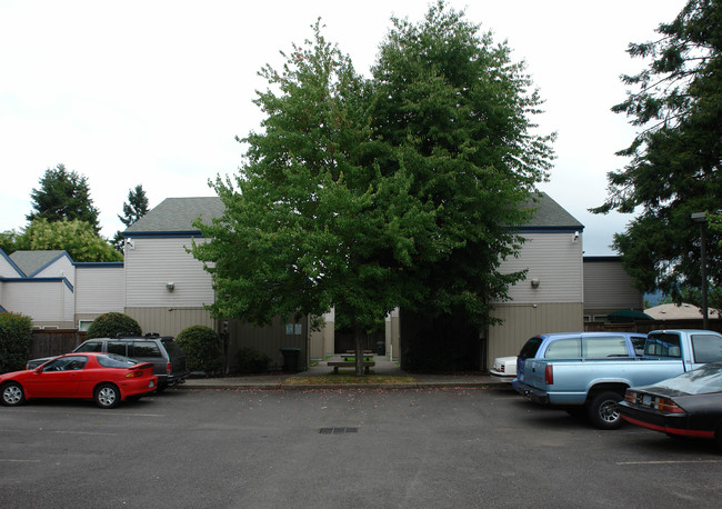 Pengra Court in Springfield, OR - Building Photo - Building Photo