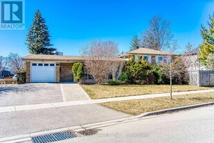 28 Kingslake Rd in Toronto, ON - Building Photo