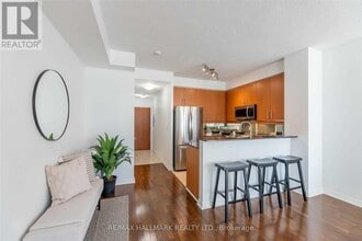 300 Bloor St E in Toronto, ON - Building Photo - Building Photo