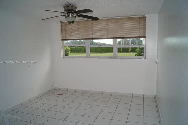 9820 S Hollybrook Lake Dr in Pembroke Pines, FL - Building Photo - Building Photo