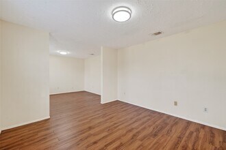 15811 Pfeiffer Dr in Houston, TX - Building Photo - Building Photo
