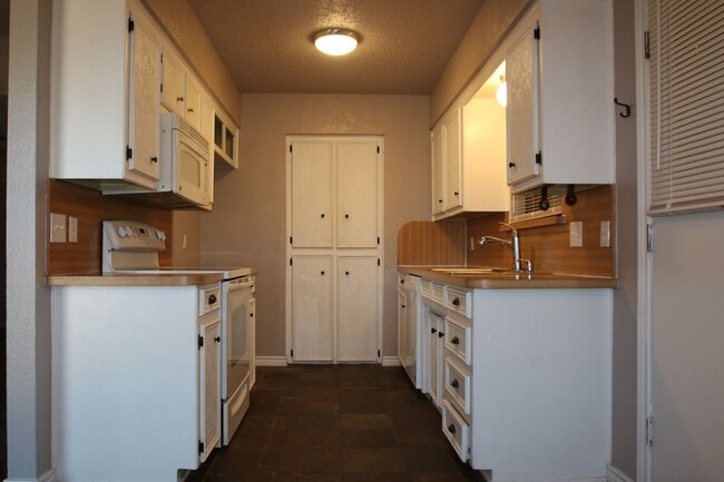 913 Springhill Dr in Burleson, TX - Building Photo - Building Photo