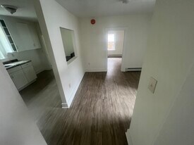 75 1/2 Kinsley St, Unit APT A in Nashua, NH - Building Photo