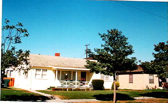 231-235 Magnolia Ave in Oxnard, CA - Foto de edificio - Building Photo