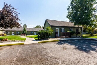 207 N Storie St in Wallowa, OR - Foto de edificio - Building Photo