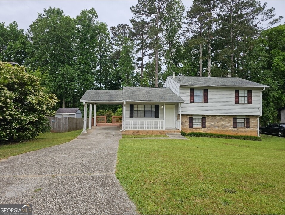 6099 Tina Ln in Rex, GA - Building Photo