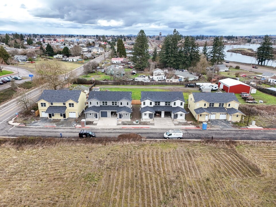 332 Seven Oaks Ln in Lebanon, OR - Building Photo