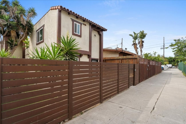 116 Buccaneer St in Los Angeles, CA - Building Photo - Building Photo