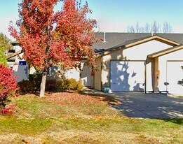 2427 SW Wickiup Ct in Redmond, OR - Building Photo