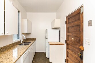 1015 W Wolfram St, Unit 2 in Chicago, IL - Building Photo - Building Photo