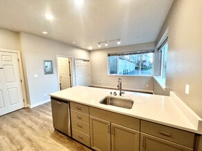 2330 Yakima Ct in Tacoma, WA - Building Photo - Building Photo