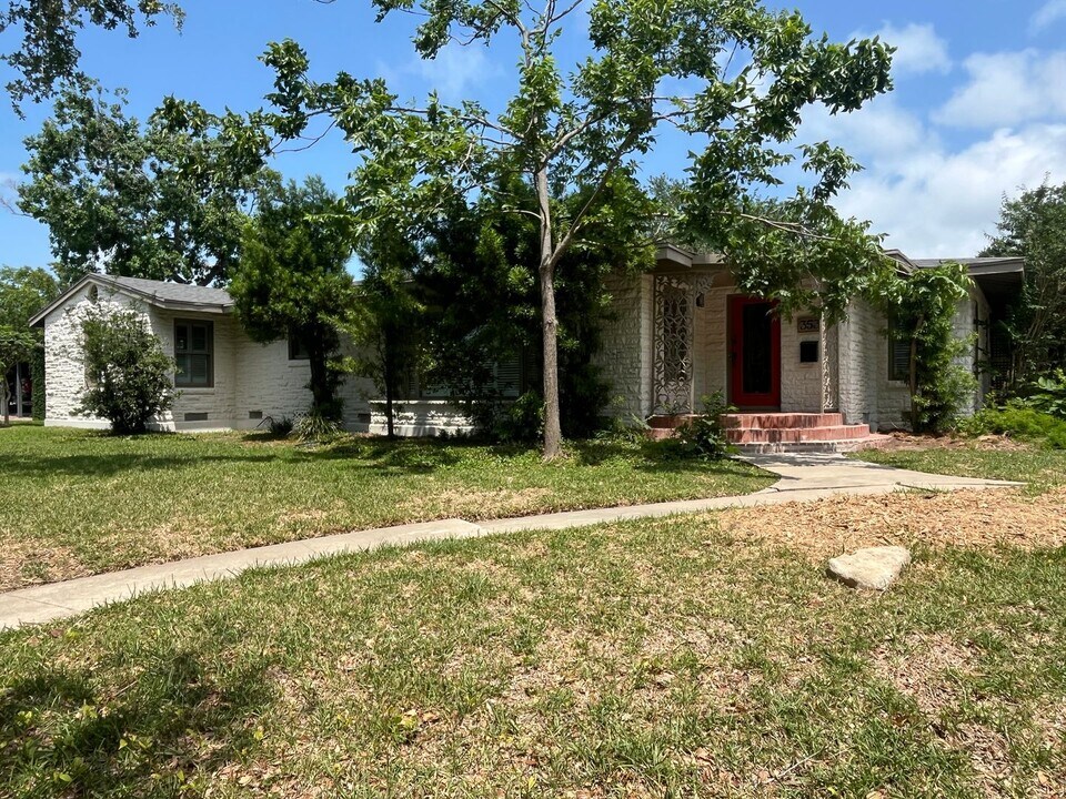 353 Jackson Pl in Corpus Christi, TX - Building Photo