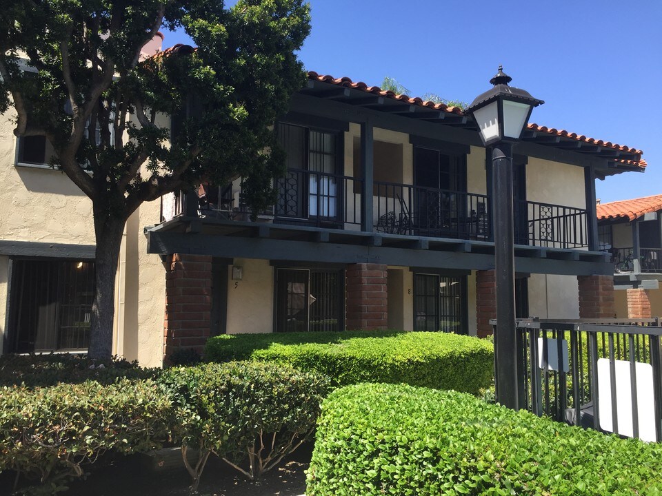 Tustin Villas Apartments in Tustin, CA - Foto de edificio