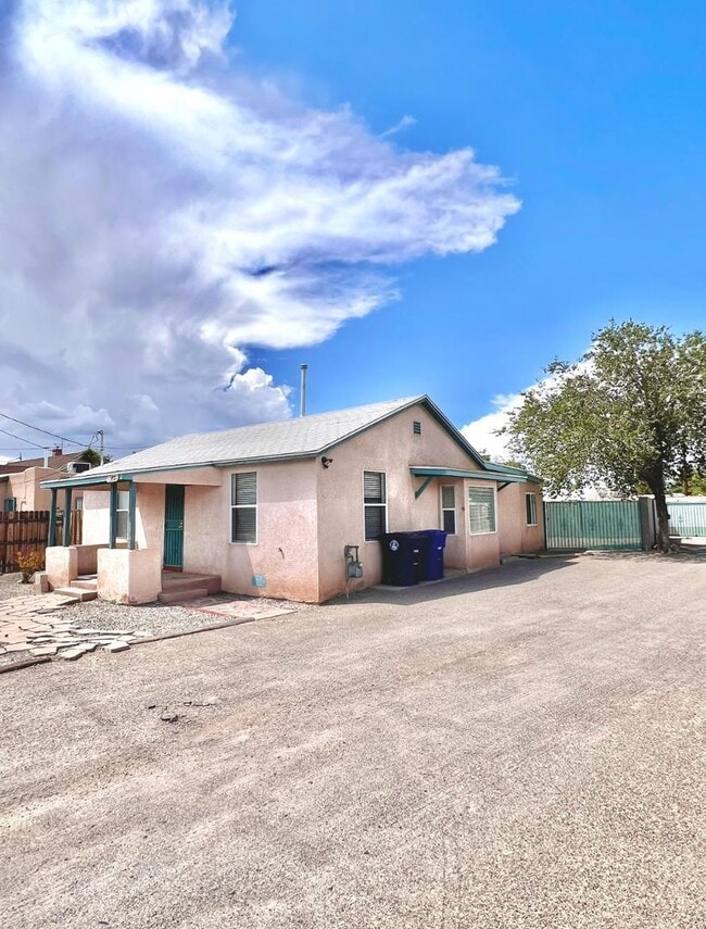 615 Candelaria Rd NW