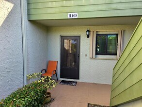 5403 SE Miles Grant Rd, Unit 108 in Stuart, FL - Foto de edificio - Building Photo