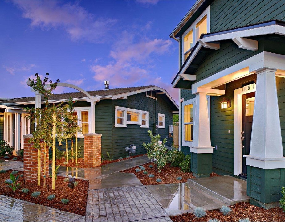 Bungalow Court in Fresno, CA - Foto de edificio