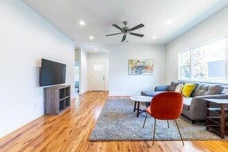 1753 Pasadena St in Houston, TX - Foto de edificio - Building Photo