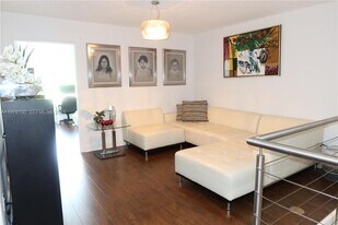 10923 NW 70th St in Doral, FL - Building Photo