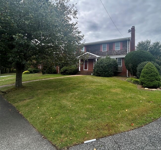 8 Livingston Ave in Babylon, NY - Building Photo - Building Photo
