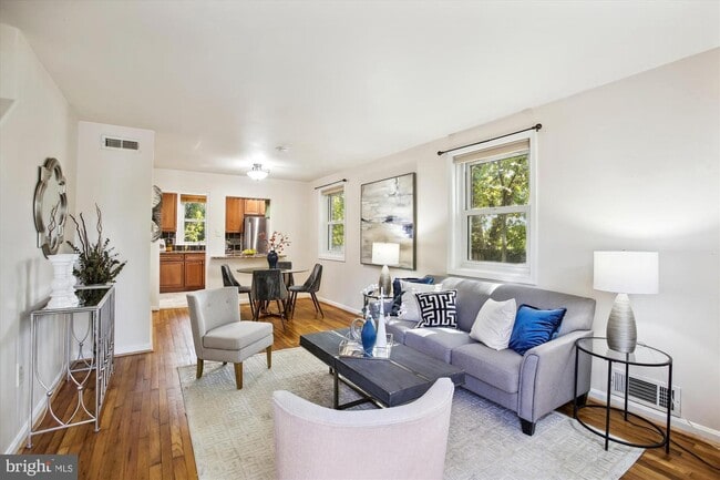 127 Dale St in Alexandria, VA - Foto de edificio - Building Photo