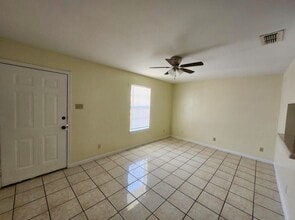 3005 Reynolds St in Laredo, TX - Building Photo - Building Photo