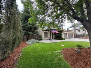 2446 N Oak Grv Ct in Visalia, CA - Foto de edificio - Building Photo