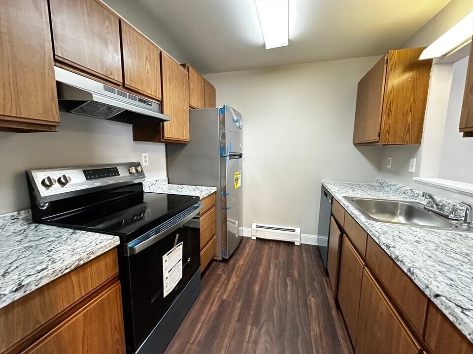 174 High St in Holyoke, MA - Building Photo