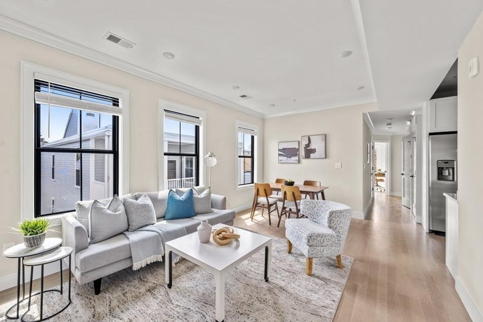 303 Maverick St, Unit 1 in Boston, MA - Foto de edificio