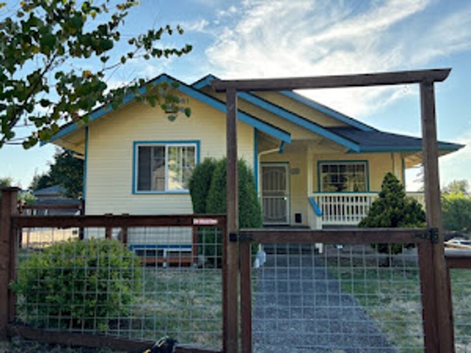 100 S 44th St in Bellingham, WA - Building Photo