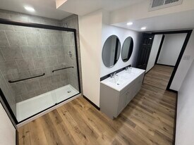 1725 Elmwood Ln in Bettendorf, IA - Building Photo