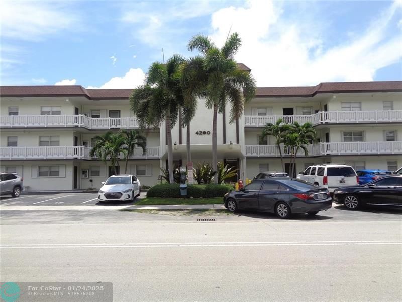 4200 Crystal Lake Dr in Pompano Beach, FL - Building Photo