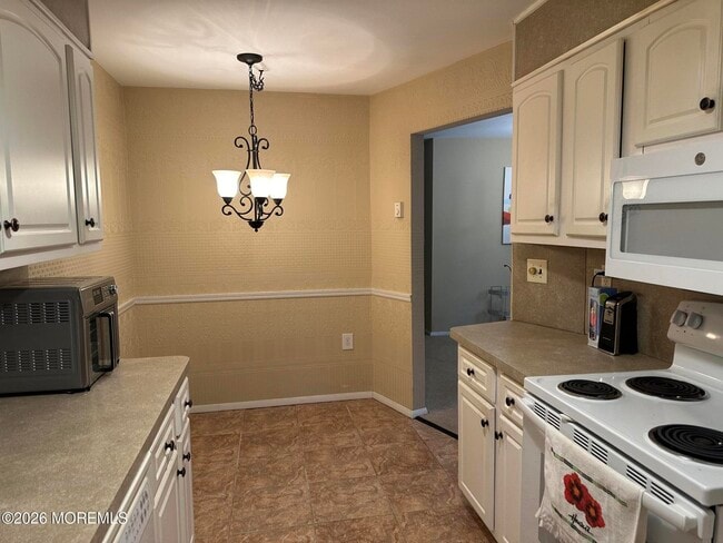 10 Pine Cluster Cir in Englishtown, NJ - Building Photo - Building Photo