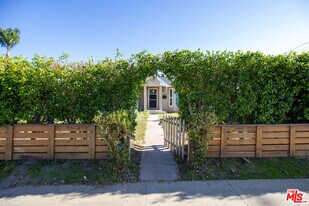 4216 W Victory Blvd in Burbank, CA - Building Photo