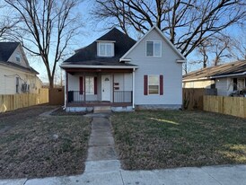 930 W Poplar St in Springfield, MO - Building Photo