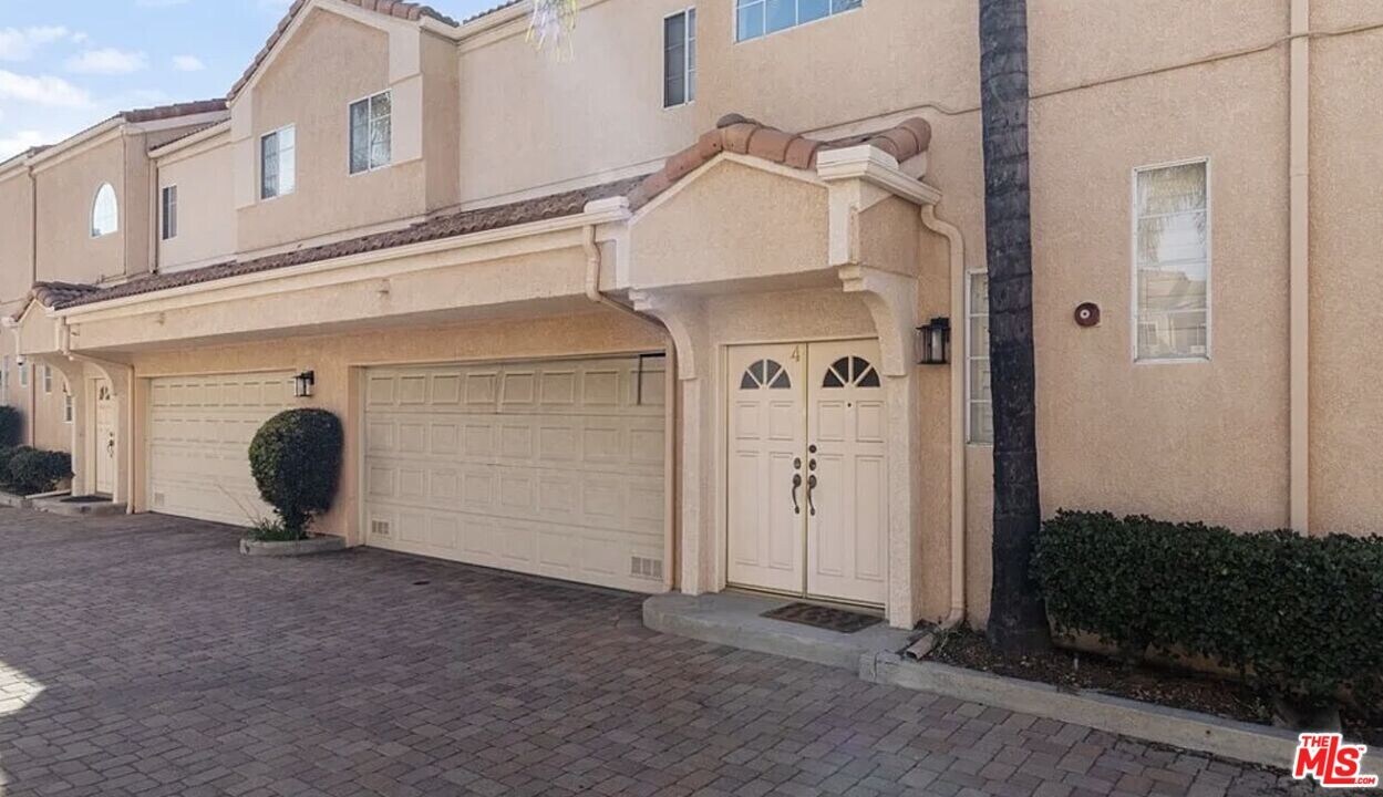 5200 White Oak Ave in Los Angeles, CA - Building Photo