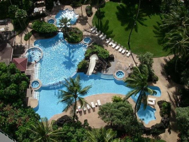 521 Hahaione St, Unit 2-13D in Honolulu, HI - Building Photo - Building Photo