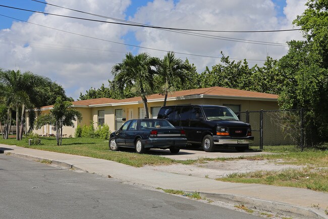 2001-2007 A E Isaacs Ave in West Palm Beach, FL - Building Photo - Building Photo