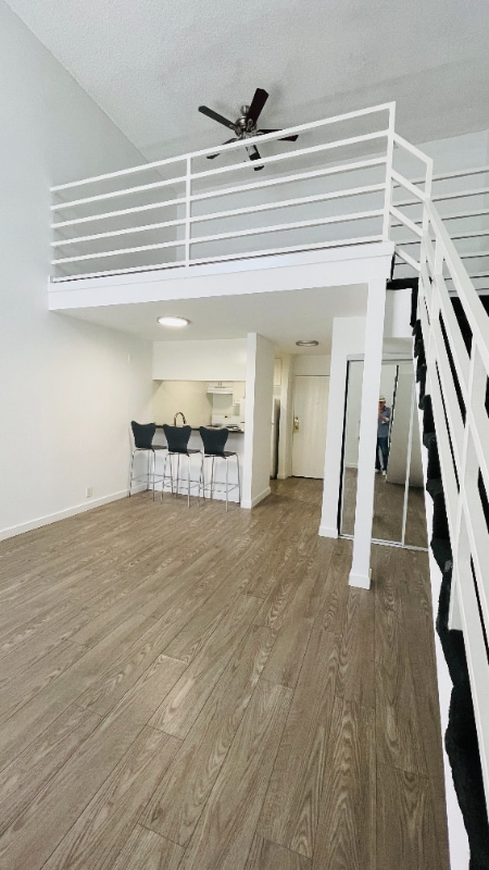 7044 Hawthorn Ave, Unit 306 in Los Angeles, CA - Building Photo - Building Photo