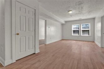 317 E 156th St in Cleveland, OH - Foto de edificio - Building Photo
