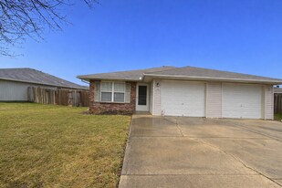 409 NW Woodbury Dr in Grain Valley, MO - Building Photo