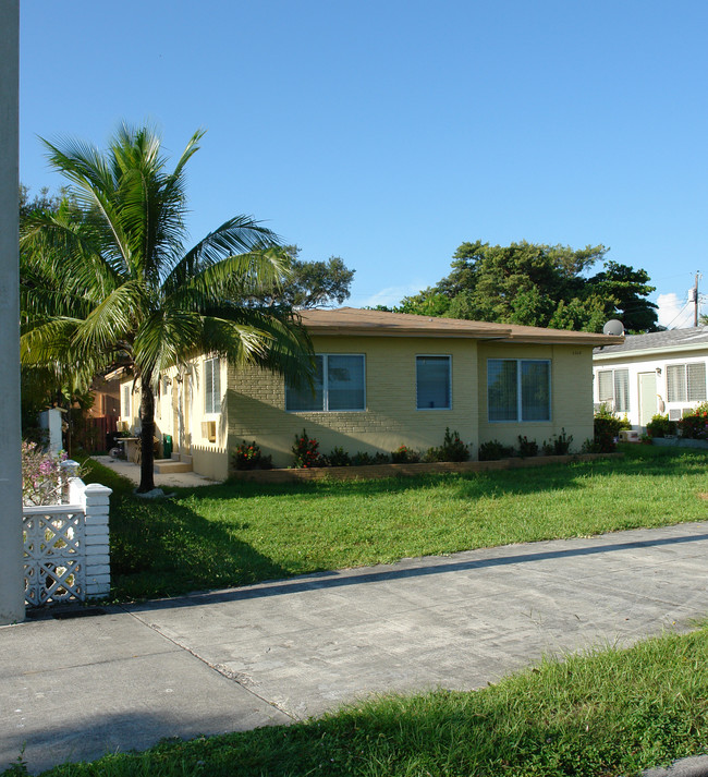 2250-2260 NE 172nd St in North Miami Beach, FL - Building Photo - Building Photo