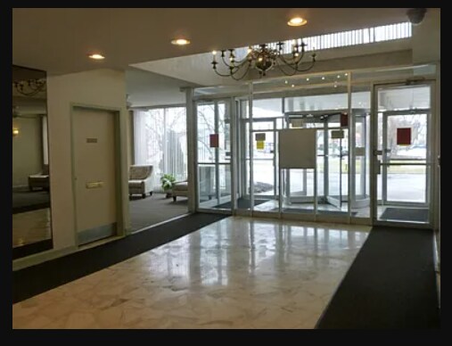 8801 W Golf Rd in Niles, IL - Building Photo - Building Photo