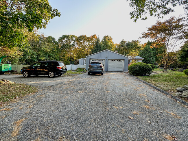 143 Soundview Ave in Shelton, CT - Building Photo - Building Photo