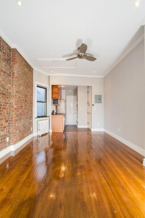 382 E 10th St in New York, NY - Building Photo