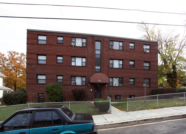 925 48th St NE in Washington, DC - Foto de edificio - Building Photo