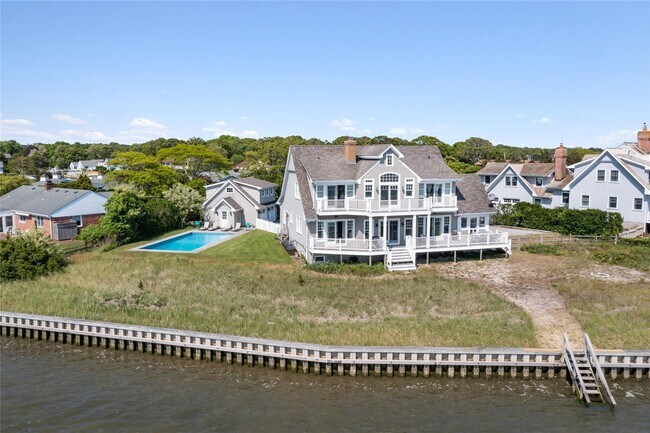 36 Oak Ln in Hampton Bays, NY - Building Photo - Building Photo