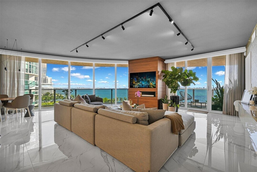 488 NE 18th St, Unit 815 in Miami, FL - Building Photo
