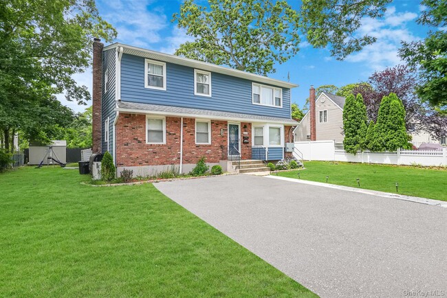 140 N 21st St in Wheatley Heights, NY - Building Photo - Building Photo