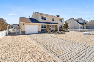 242 Curtis Point Dr in Mantoloking, NJ - Building Photo - Building Photo