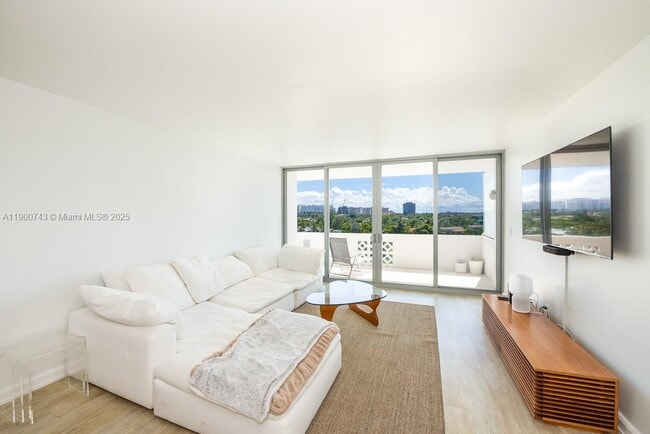 9101 E Bay Harbor Dr in Bay Harbor Islands, FL - Building Photo - Building Photo